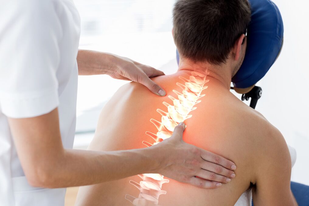 médico examina as costas com osteocondrose torácica
