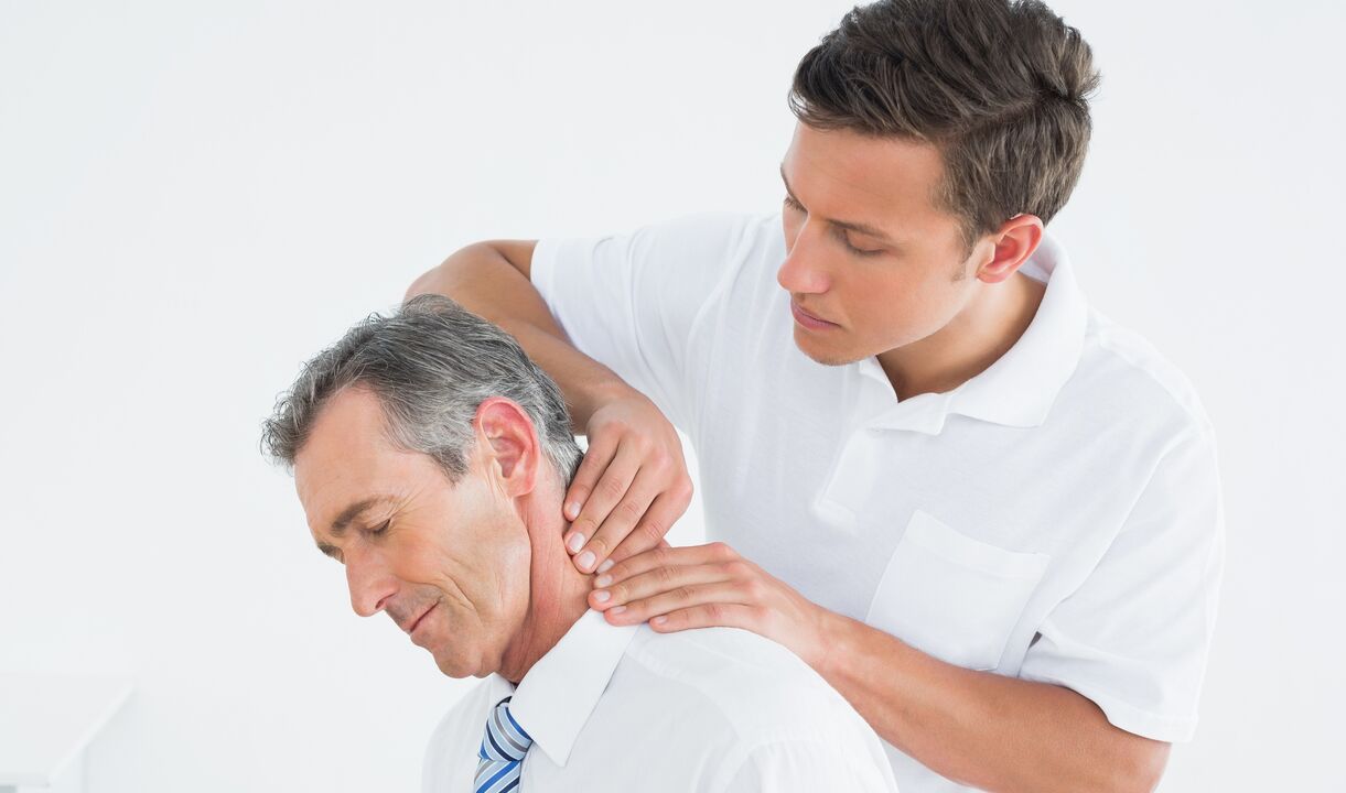 médico examina o pescoço com osteocondrose