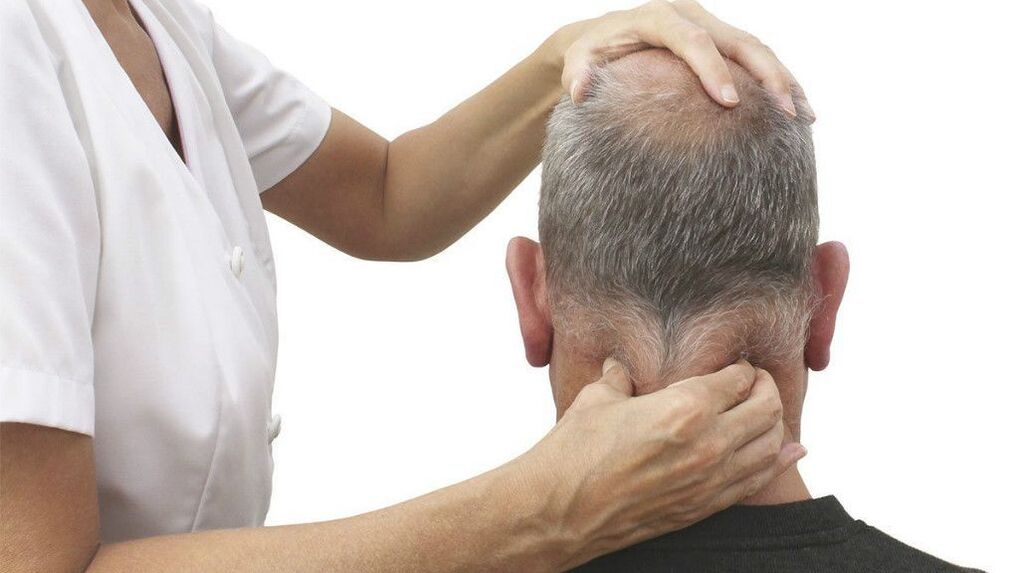 Realizando uma massagem terapêutica no pescoço