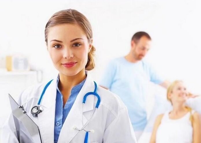 médico tratando dor no quadril